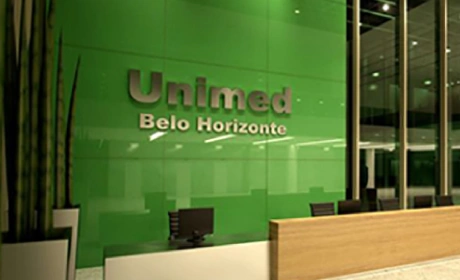 Recepção da sede da Unimed Belo Horizonte com painel verde